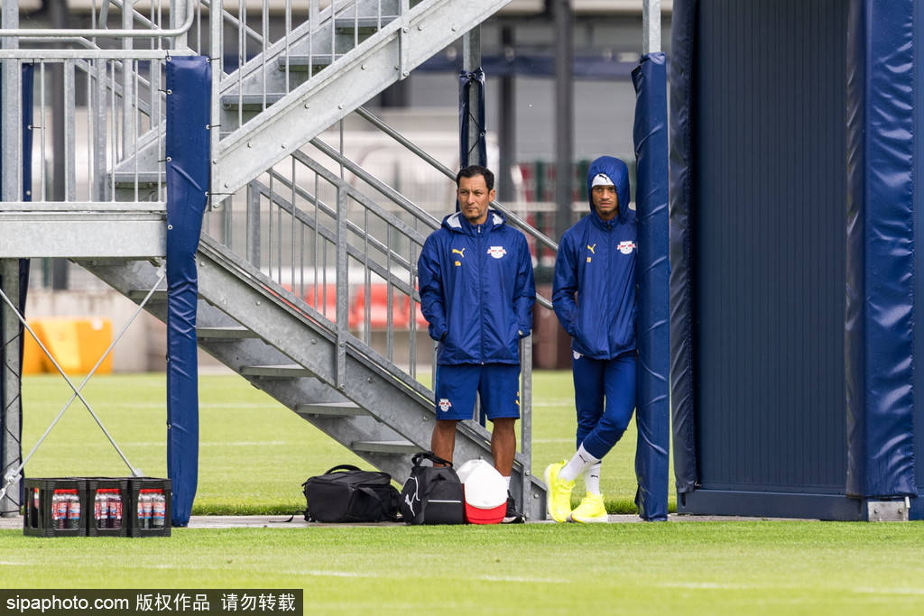 切尔西转会大戏：西蒙斯暗示离队，莱比锡RB陷入困境